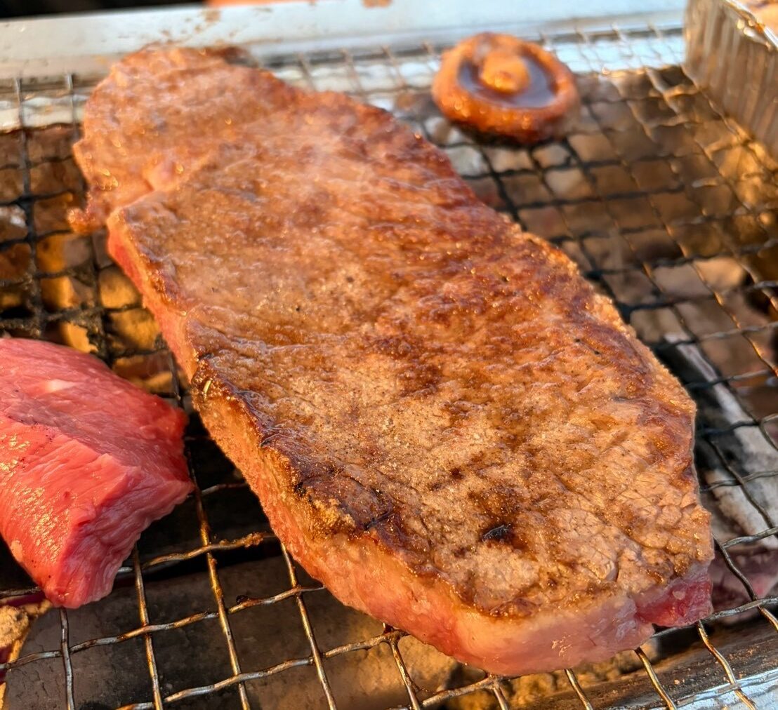 炭火で焼いたステーキ